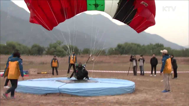 특전사 고공강하 경연대회…"최고 다이버를 가린다"