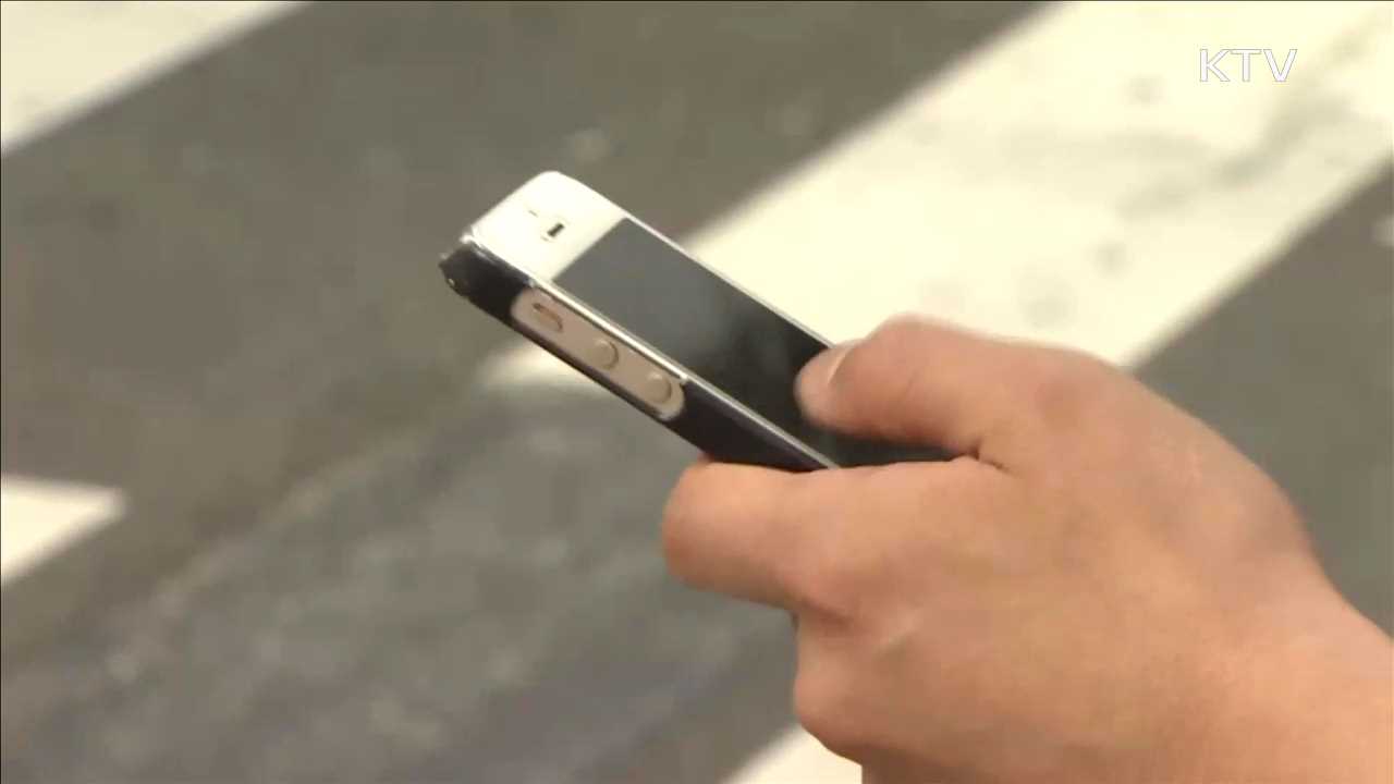 보행자 3명 중 1명 스마트폰 사용…사고 1.6배 증가