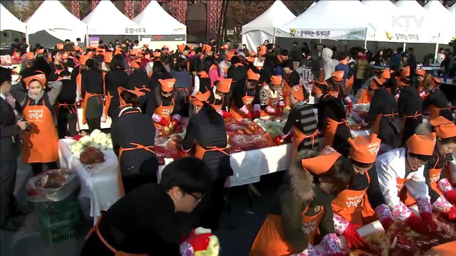 담그고 나누는 '김장축제'…김치 6만 포기 기부
