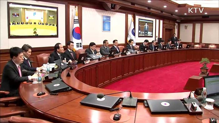 靑 참모진 사표 '반려'…"국정 공백 없어야"