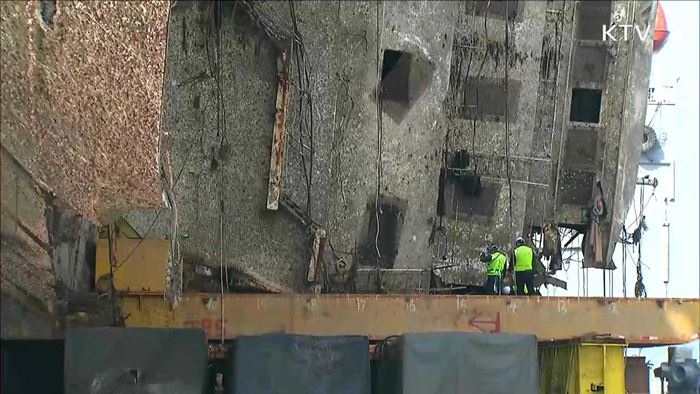 세월호 선내 진입…"본격수색 전 사전 조사"