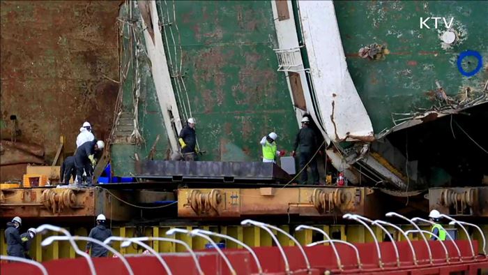 선체수색 계속…유류품 속속 발견