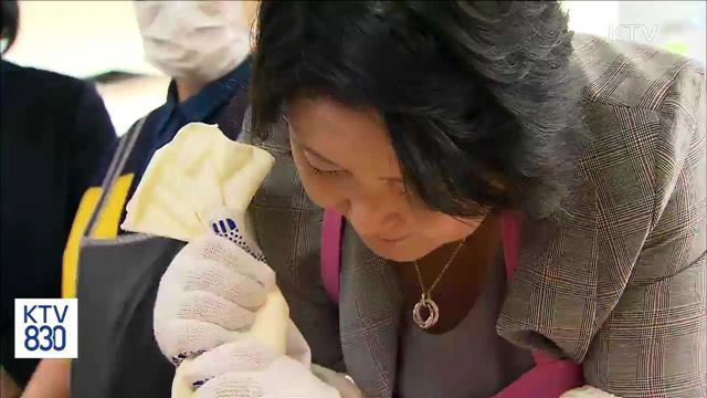 김정숙 여사, 사회적기업 방문…비누만들기 동참