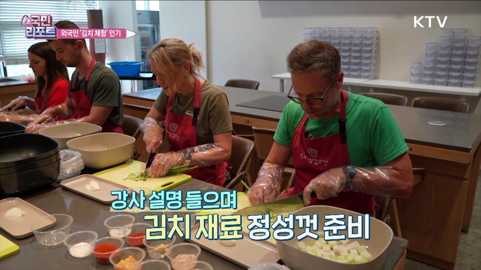 K-푸드 열풍 속 외국인 '김치 체험' 인기