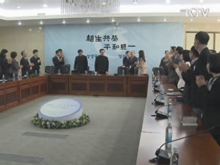 이 대통령 "흡수통일 목표 갖고 있지 않아"