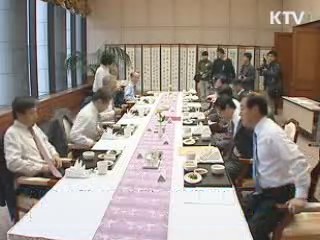 한은 총재 "당분간 금융완화 기조 유지"