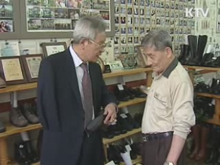 한 손으로 장애인의 발 만드는 장인