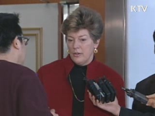 스티븐스前 대사 "일본군 위안부, 참혹한 인권침해"