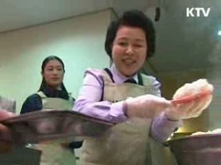 김윤옥 여사, 노숙복지시설서 배식 봉사