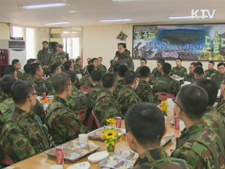 이 대통령 "기습공격 때 대반격 해야"