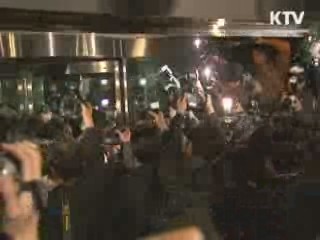 최시중 전 위원장  검찰 출석…대가성 집중 추궁