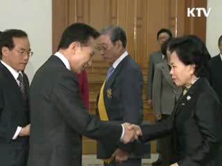 국민교육발전·대중예술인 훈장 수여