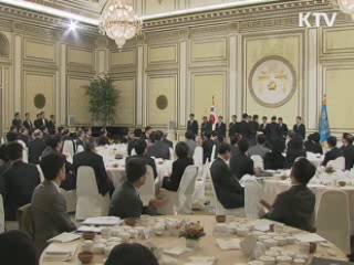 이 대통령 '제2회 섬김이 대상' 표창 수여