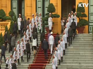 호치민 묘소 방문···공식 환영식 열려