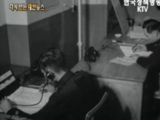 극빈자에게 양곡 분배(56')