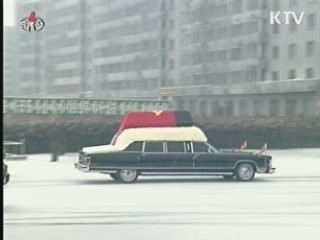 김정일 위원장 영결식···김정은 운구차 직접 호위