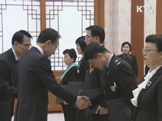 이 대통령, 인천공항 유공자 포상