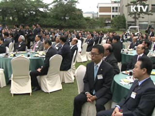 이 대통령 "통일, 내일 올 듯이 준비해야"