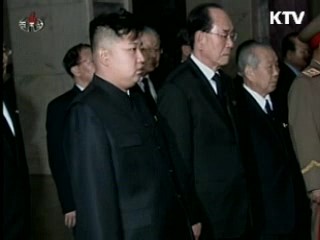 김정은 조문 주도…'권력 승계자' 각인