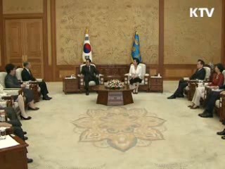 이 대통령 "북한 인권에도 관심 기울여야"