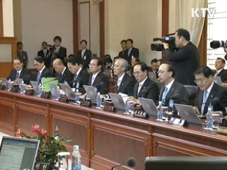 이 대통령 "촛불사태 반성하고 역사 기록에 남겨야"