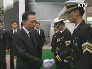 이 대통령, 천안함 순국장병 조문