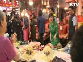 박 대통령, 전통시장 방문···상인들과 대화