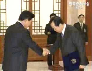 신임 차관급 인사 임명장 수여