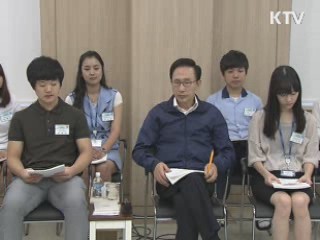 이 대통령 "고졸 취업비율 의무적으로 올려줘야"