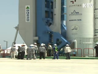 나로호 발사대로 이동···오후 '기립' 작업