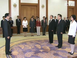 이 대통령 "북한 인권에도 관심 기울여야"