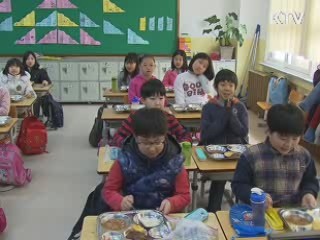 식품 알레르기 학생 '대체 반찬' 먹는다