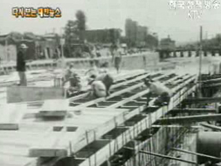 도로확장을 위한 청계천 공사(`58)