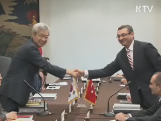 이 대통령 "젊은이 세계 무대 도전해야"