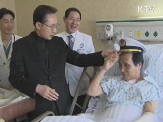 이 대통령, 아주대 병원 방문 석해균 선장 위문