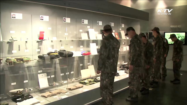 이어지는 발길…73만 명 천안함 찾아