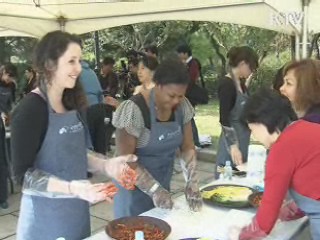외국인 주부들, 김치 담그기에 나섰다