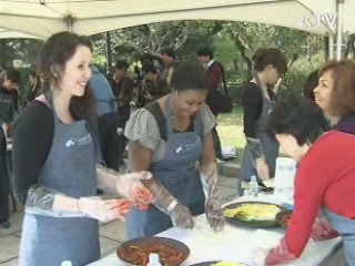 외국인 주부들, 김치 담그기에 나섰다