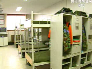 청와대, “군 복무 기간 단축 검토”