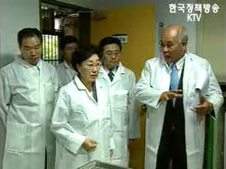 한명숙 총리, 학교 급식현장 방문