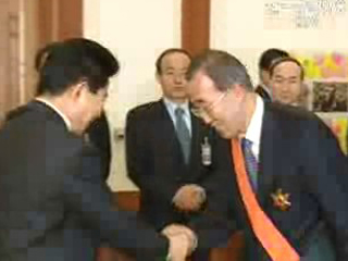 노 대통령, 반기문 총장에 훈장 수여