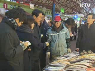윤증현 장관, 시장 찾아 물가 점검