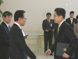 이 대통령 "국익에 도움 될 일 찾아서 해야"