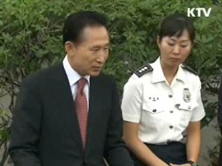 이 대통령, 청와대 근무 '여경 격려'