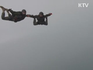 하늘을 나는 특전사···고공강하 100기 수료