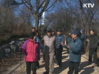 이 대통령 남산행 "서민 어려움 덜어주자"