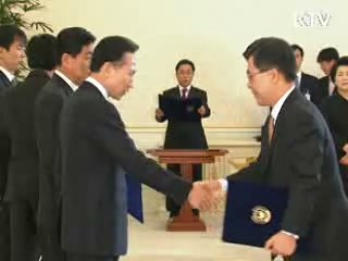 이 대통령 장·차관급 인사에 임명장 수여
