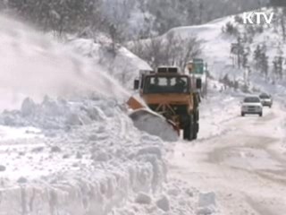 군 닷새째 제설작업…폭설 피해 최소화