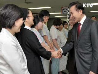 이 대통령, 김수환 추기경 문병