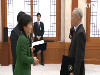 박 대통령, 현오석 경제 부총리에 임명장 수여